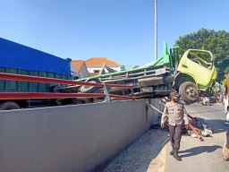 Rem Blong Truk Tabrak Dua Truk di Jembatan Sembayat Gresik