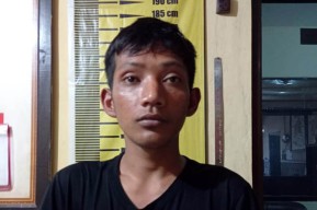 Pemuda Pasuruan Ini Hobi 'Makan' Rel Kereta Lori