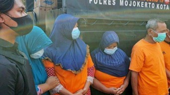 Bukannya Masak, Tiga Emak Ini Malah Asyik Banting Kartu