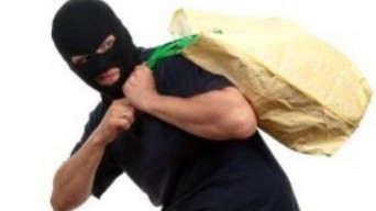 Jelang Lebaran, Maling di Blitar Ini Borong 200 Ponsel dari Toko Yang Digarong