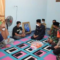 Sambangi Rumah Salah Satu Awak KRI Nanggala, Bupati Yuhronur Hibur Keluarga Yang Ditinggal