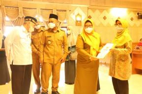 Bupati Gresik Serahkan Jaminan Perlindungan Sosial Kepada 24.532 Orang  