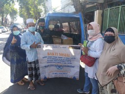 Alumni SMANGRES'83 Bagikan 2.000 Paket Takjil Untuk Duafa dan Yatim di 18 Wilayah Gresik