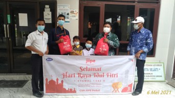 PT BMKS dan BMS Pengelola JIIPE Bagikan Bantuan Sosial