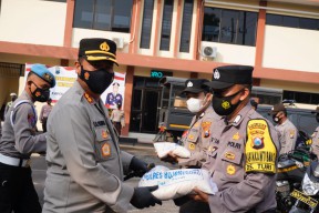 Jum'at Berkah, Polres Bojonegoro Salurkan Zakat Fitrah 4,7 Ton Beras dan 50 Ribu Masker Kepada Masyarakat