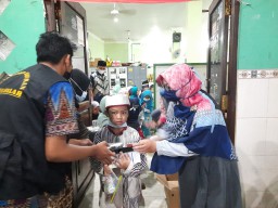 Cegah Stunting, LAZIS Nurul Falah Surabaya Bagikan Ribuan Susu Untuk Santri