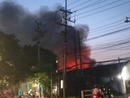 Gara-Gara Percikan Api Mesin, Pabrik Ini Ludes Terbakar