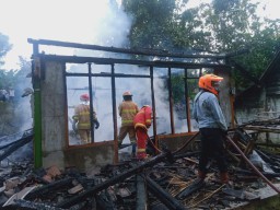 Tabung Gas LPG Bocor, Rumah Semi Permanen di Bojonegoro Terbakar