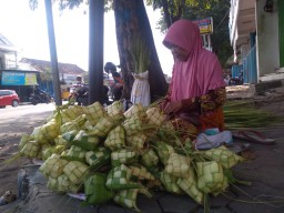 Penjual Bungkus Ketupat Luar Kota Serbu Ponorogo