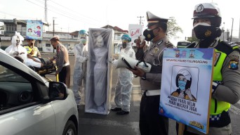 Datangkan Pocong, Satlantas Tulungagung Sosialisasi Prokes di Jalanan