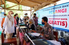 Layani Penduduk di Kawasan Perkebunan, Pemkab Banyuwangi Rela 'Berkemah' Dua Hari