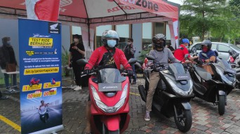 Enak Banget Test Ride Motor All New Honda PCX Berhadiah Motor
