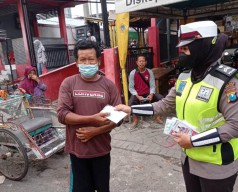 Himbau Masyarakat Taat Prokes, Polres Gresik Sosialisasi di Pasar Tradisional