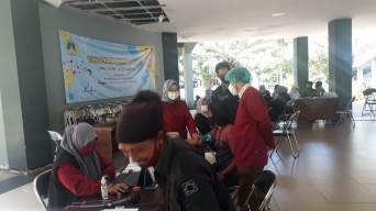 PKL Alun-alun Kota Gresik Jalani Vaksinasi Covid