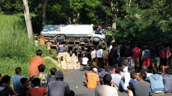 Ikuti Petunjuk Google Maps, Truk Muatan Susu Terguling Lewat Tanjakan