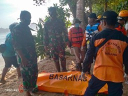 Asyik Selfie Dua Warga Gresik Jatuh dari Tebing Pantai Malang, 1 Tewas 1 Terluka