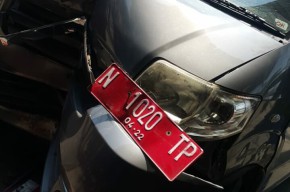 Mobil Plat Merah Rusak, Diduga Terlibat Kecelakaan Depan SMKN Pasuruan