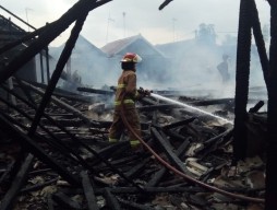 Delapan Rumah Kayu Jati di Bojonegoro Ludes Terbakar