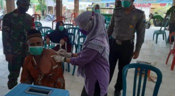 Lansia di Tikung Lamongan Jalani Vaksinasi Covid-19, Hanya 15 Orang Lolos Screening