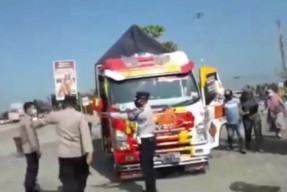 Viral Gadis Cantik di Madiun Kemudikan Truk Bergoyang Tabrak Gerbang Tol
