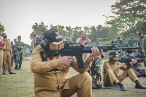 Datangi Yonif 509, Bupati Hendy Siswanto Diajak Latihan Tembak Bareng