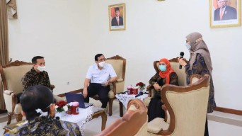 Ketemu Khofifah, Luhut Ingin Vaksin Merah Putih Buatan Unair Selesai Tahun 2021