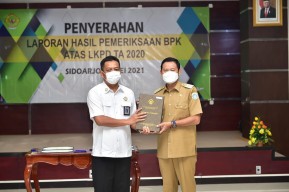 Luar Biasa, Bupati Lamongan Yuhronur Terima LHP Predikat WTP Kelima Kalinya