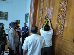 Dua Gedung Penyelengggara Wisuda SMA Disegel Satpol PP Mojokerto