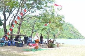 Indahnya Pantai Selayar di Bawean, Bisa Berjalan Kaki Ke Pulau Seberang  