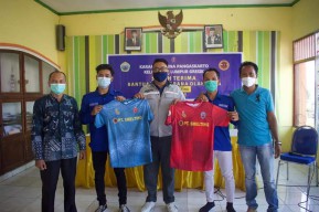 PT Smelting Bantu Paket Sarana Olah Raga Untuk Warga Lumpur Kecamatan Gresik