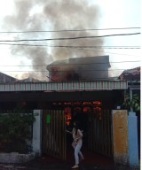 Ditinggal Pemiliknya, Rumah di Pucang Sewu Surabaya Ludes Terbakar