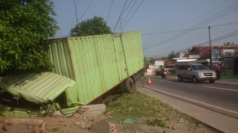 Sopir Terlelap, Sopir Box Muatan Snack Tabrak Pagar Rumah di Ponorogo