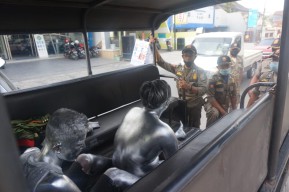 Dianggap Mengganggu Trantibum, Manusia Silver Digaruk Satpol PP Tulungagung