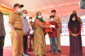 Bersama Citra Harmoni, Ketua TP PKK Sidoarjo Serahkan Bantuan