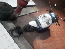 Boncengan Naik Motor, Nenek di Tulungagung Tersangkut Kabel WIFI