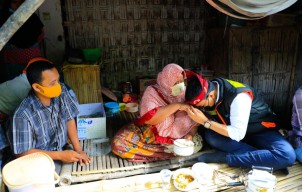 Naik Motor dan Bawakan Rantang, Bupati Pamekasan Keliling Suapi Lansia