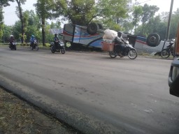 Kecelakaan Beruntun 1 Truk dan 2 Bus di Saradan Madiun, 12 Luka-luka