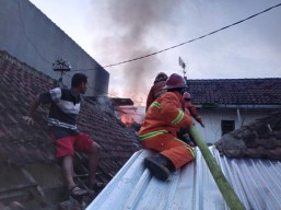 Kebakaran di Lantai Dua, Penghuni Laki-laki dan Perempuan Alami Luka Bakar