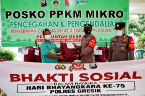 'Serbu' Posko PPKM Mikro Desa Suci, Polsek Manyar Bagi-bagi Sembako HUT Bhayangkara