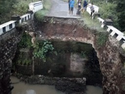 Nylonong! Warga Ngawi dan Motornya Tercebur Sungai Karena Nekat Melintasi Jembatan Putus