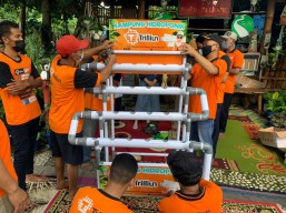 Serahkan Bantuan, PT. Matahari Putra Makmur Berharap Kampung Literasi Tapak Kali Bendo Sidoarjo Menjadi Kampung Pusat Hidroponik