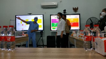 Kunjungi RS Lapangan Ijen Malang,  Wagub Emil Beri Semangat dan Pastikan Keamanan Tenaga Kesehatan