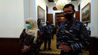 Bersama TNI AL, Pemprov Jatim Pastikan Warga Pesisir Dapat Vaksinasi