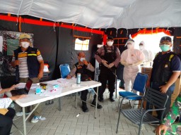 Team Covid Hunter Polres Nganjuk, Jemput Pasien Covid - 19, Warga Baron di Kantor BPWS Jembatan Suramadu