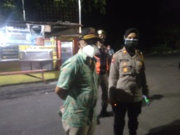 Camat dan Kapolsek Sukomanunggal Kompak Obrak Pelanggar  Jam Malam