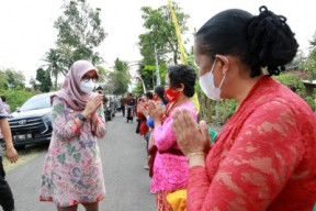 Selain Ngantor di Desa, Bupati Ipuk Sempatkan Bertemu Tokoh Agama