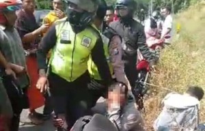 Kualat Bu Guru, Dua Warga Probolinggo Babak Belur di Situbondo Setelah Jatuh dari Motor