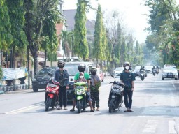 Diputar Lagi Garuda Pancasila, Pengendara Motor di Kediri Langsung Ambil Sikap Sempurna