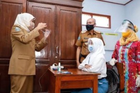 Ada Lonjakan Pasien Covid-19, Gubernur Khofifah Pertimbangkan PTM Juli Mendatang