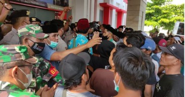 Ratusan Warga di Jember Geruduk RS Ambil Paksa Jenazah Kasun Positif Covid-19, Tapi Gagal